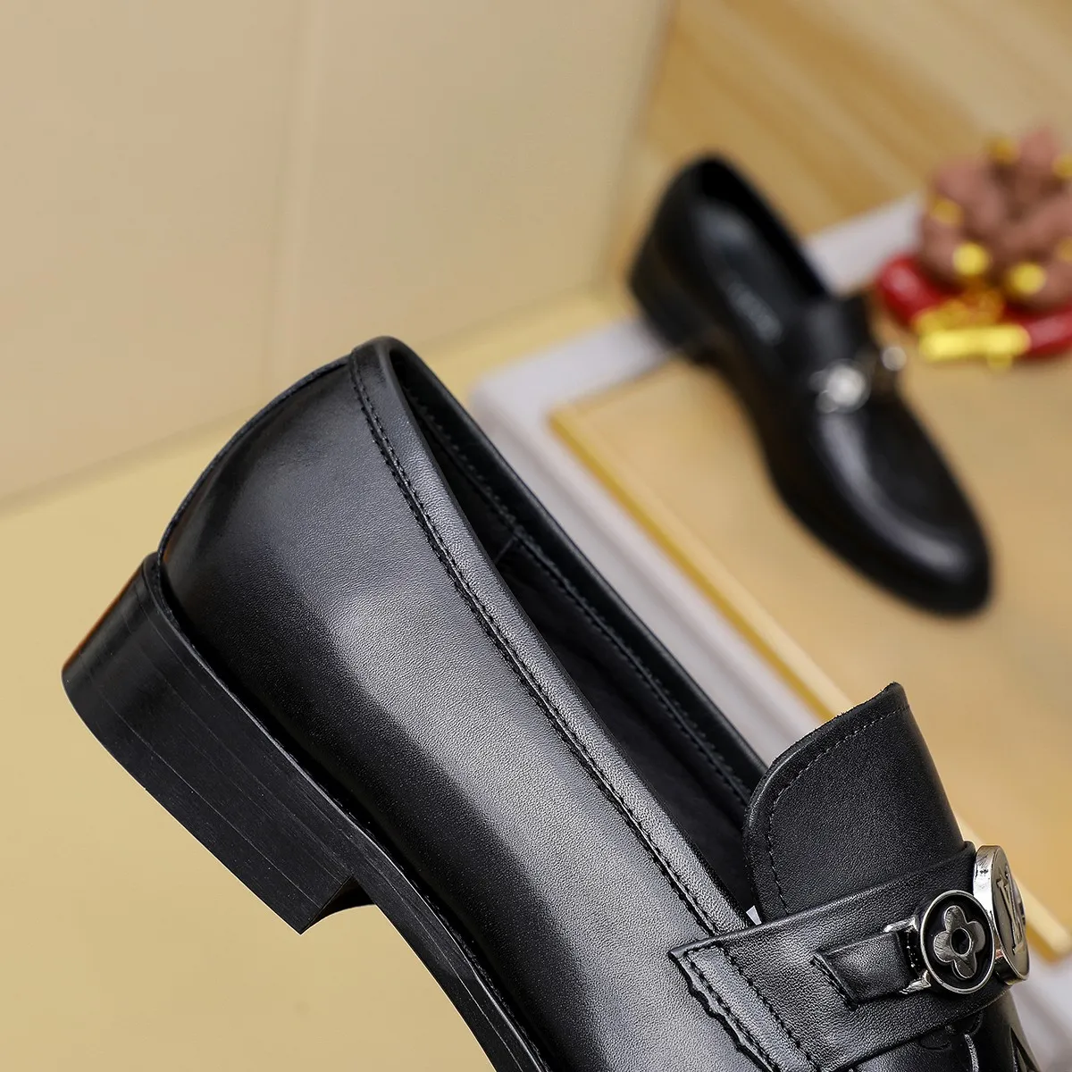 Men's Men's Shoes 💰420 💰[Louis Vuitton] LV high-end business formal leather shoes! ! Luxurious and elegant style, equal emphasis on practicality and style, professional focus on details and quality, counter original 1⃣️: 1⃣️ super accurate reproduction👍🏻! Material: The upper is made of imported original soft 🐂cowhide ➕imported first-layer sheepskin lining. Original anti-slip and wear-resistant outsole! Code number: 39--45, (38.46 custom-made) Large quantities in stock!
